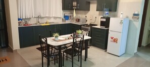 Private kitchen - Charming 2-bedroom apartment in beautiful Nakuru with WiFi, 24hr security.
(Nakuru)