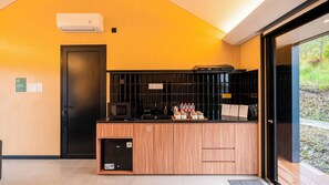 Premier Room | Private kitchen | Fridge, microwave, electric kettle