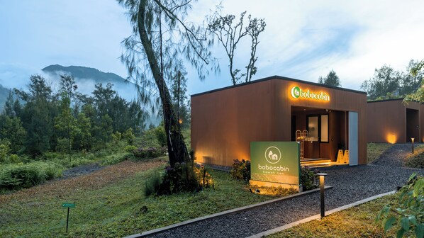 Moderni rakennus, jossa on kyltti, jossa lukee ”bobocabin” ja ”Kawah Ijen”.