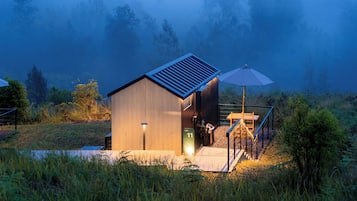 Deluxe Cabin, 1 King Bed | Desk, free WiFi, bed sheets