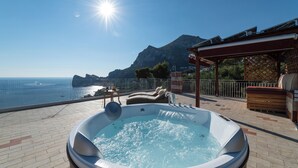 A hot tub on a terrace with a view of the sea and mountains. - MAIN Roof Terrace Apartment (Massa Lubrense)