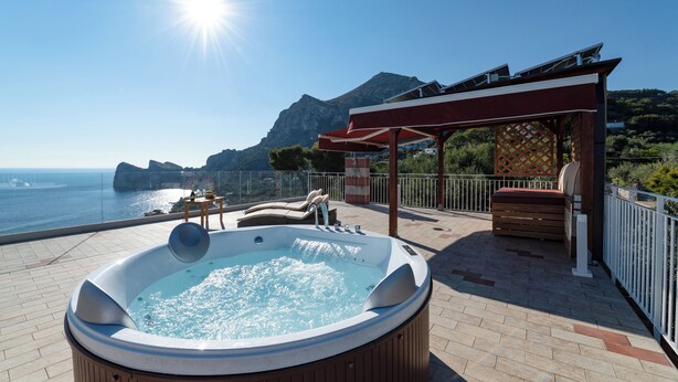 A hot tub on a terrace with a view of the sea and mountains. - MAIN Roof Terrace Apartment (Massa Lubrense)