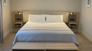 6 bedrooms, in-room safe, desk, iron/ironing board