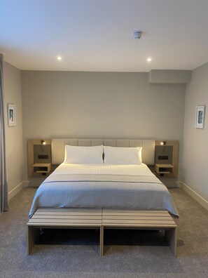 6 chambres, coffres-forts dans les chambres, bureau