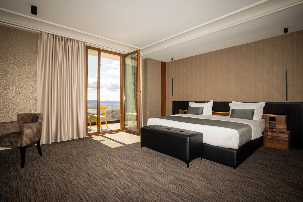 Suite junior, vistas a la ciudad | 1 dormitorio, caja fuerte, escritorio