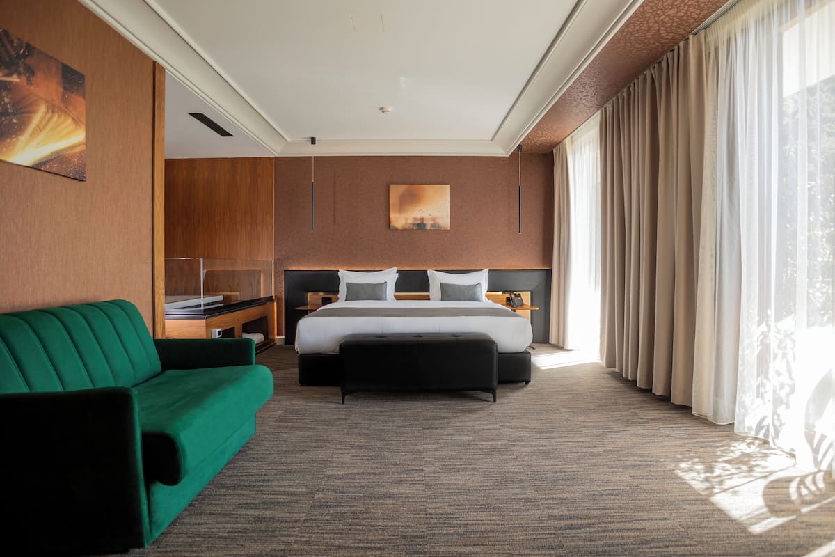 Suite superior, vistas a la ciudad | 1 dormitorio, caja fuerte, escritorio