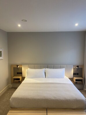 10 chambres, coffres-forts dans les chambres, bureau