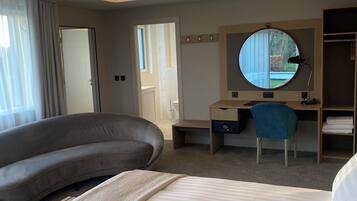 10 bedrooms, in-room safe, desk, iron/ironing board