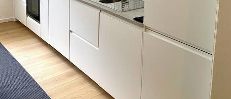 ثلاجة، فرن، موقد طهي مسطح، غسالة أطباق