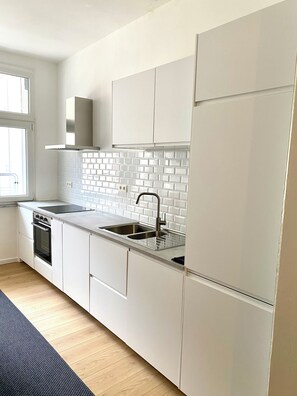 Kühlschrank, Ofen, Herdplatte, Geschirrspüler