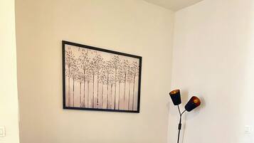 Een open haard en boeken