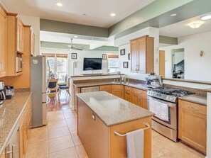 冷蔵庫、電子レンジ、オーブン、コンロ