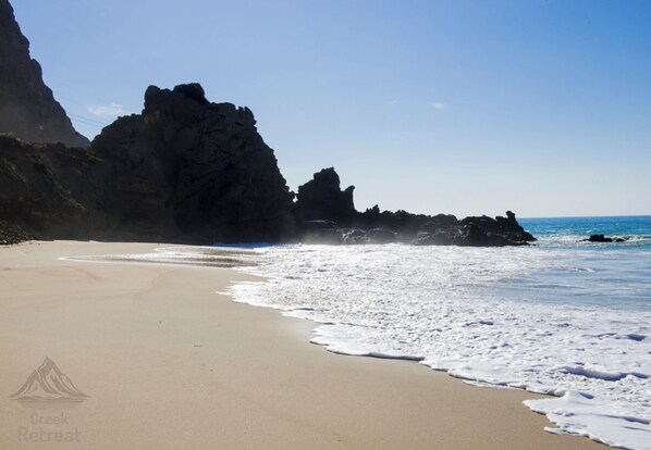 Chaises longues, serviettes de plage