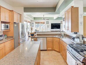 冷蔵庫、電子レンジ、オーブン、コンロ