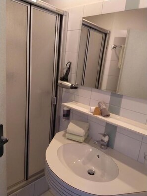 Family Triple Room, Multiple Beds, Mountain View | Bathroom | Free toiletries, hair dryer, towels, soap - Hotel Escher (Leukerbad)