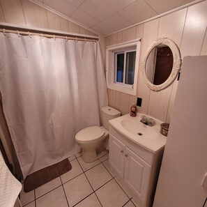 Secadora de cabello, toallas, jabón, papel de baño 