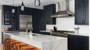 Réfrigérateur, four à micro-ondes, un four, surface de cuisson