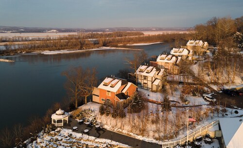 Cottage on the banks of the Missouri River Bluff! Dog Friendly and EV Charger Available.