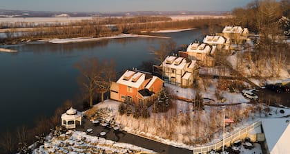 Cottage on the banks of the Missouri River Bluff! Dog Friendly and EV Charger Available.