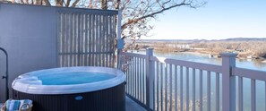 Outdoor spa tub - Cottage on the banks of the Missouri River Bluff! Dog Friendly and EV Charger Available. (Hermann)