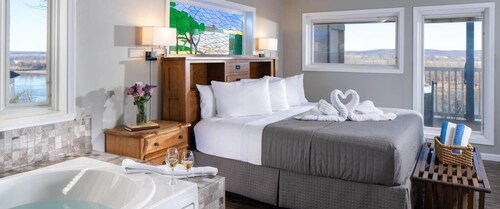 Cottage on the banks of the Missouri River Bluff! Dog Friendly and EV Charger Available.