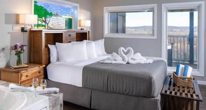 Cottage on the banks of the Missouri River Bluff! Dog Friendly and EV Charger Available.