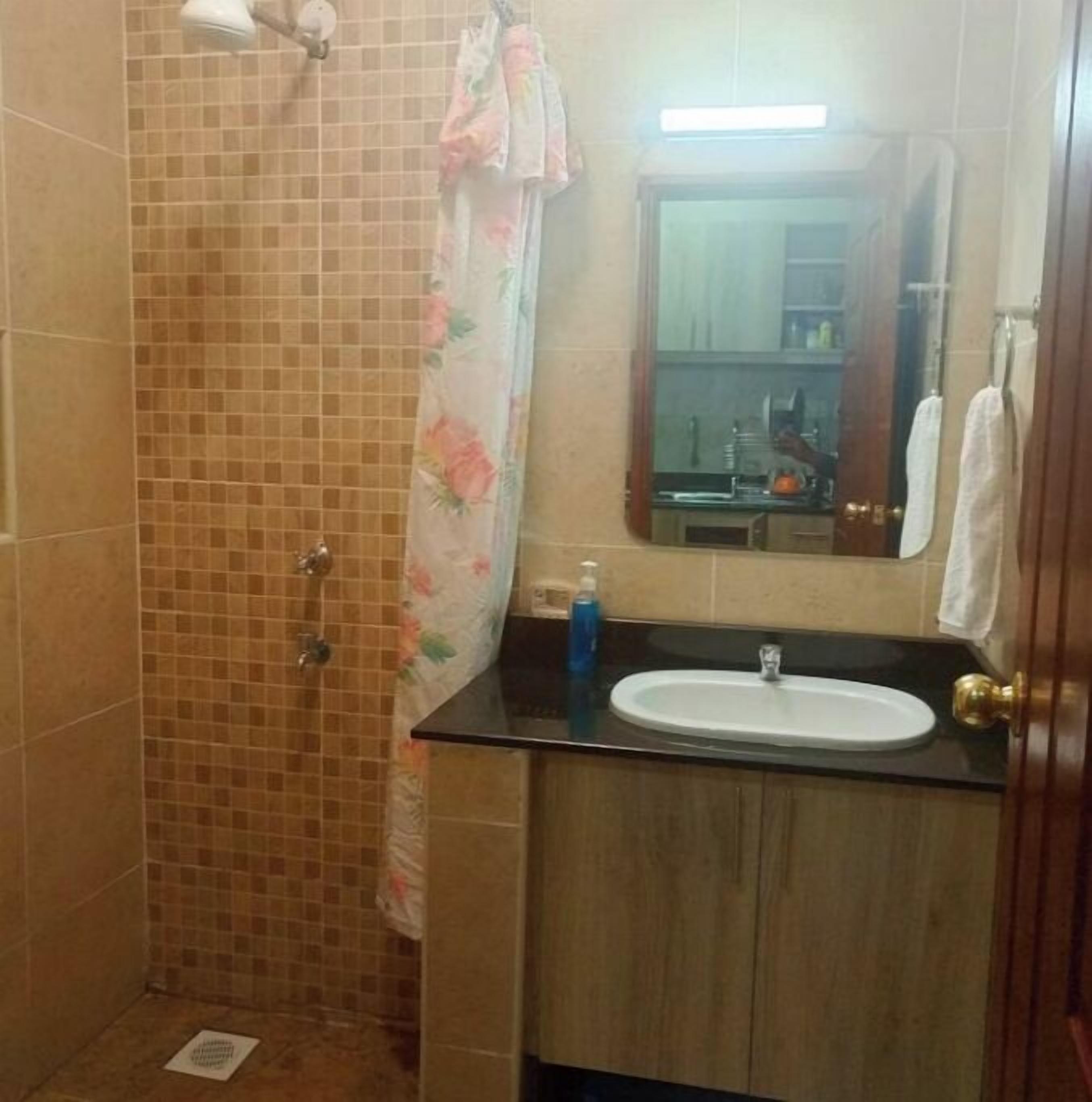 Secador de pelo, toallas, jabón y papel higiénico