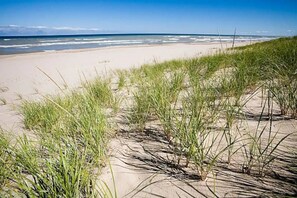 Una playa cerca, sillas reclinables de playa, toallas de playa