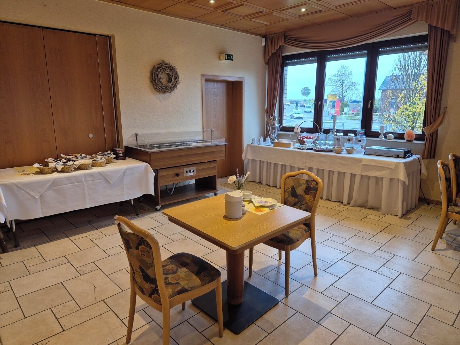 包含每日自助早餐