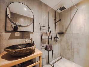 Douche, séchoir à cheveux, serviettes fournies, papier de toilette