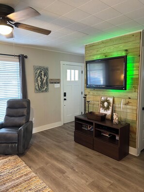 Smart TV, fireplace, video games, DVD player - Adorable Lakeside Retreat with Cowboy Pool (Canyon Lake)