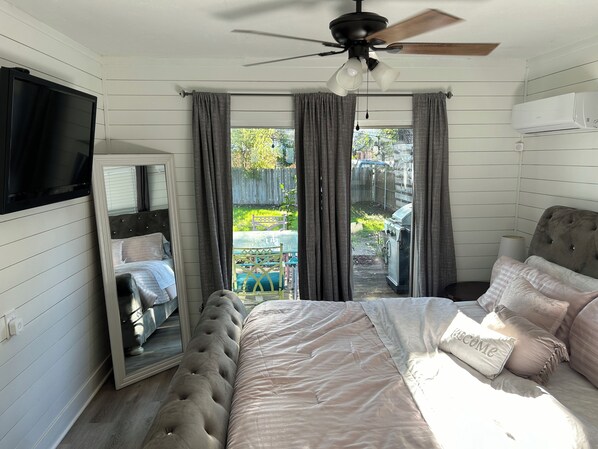 3 bedrooms, desk, WiFi, bed sheets - Adorable Lakeside Retreat with Cowboy Pool (Canyon Lake)