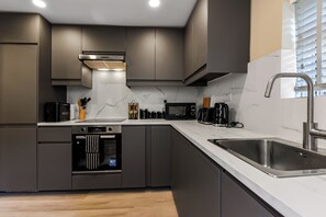 Kühlschrank, Mikrowelle, Ofen, Herdplatte