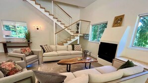 Living area - Gorgeous Lakeside BarnHOUSE + SAUNA! (Ashland)