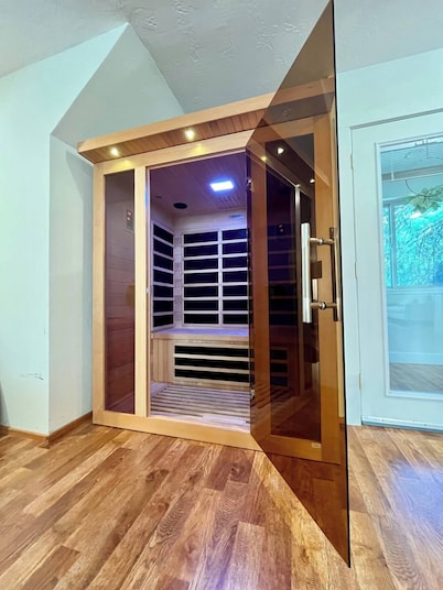 Gorgeous Lakeside HOUSE + Indoor SAUNA!