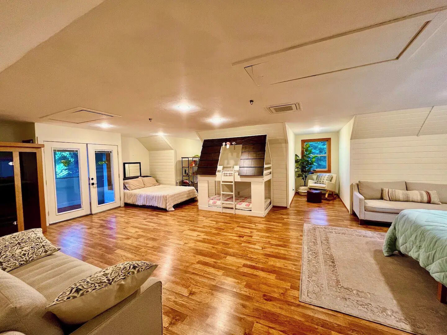 2 dormitorios, escritorio, tabla de planchar con plancha y cuna de viaje