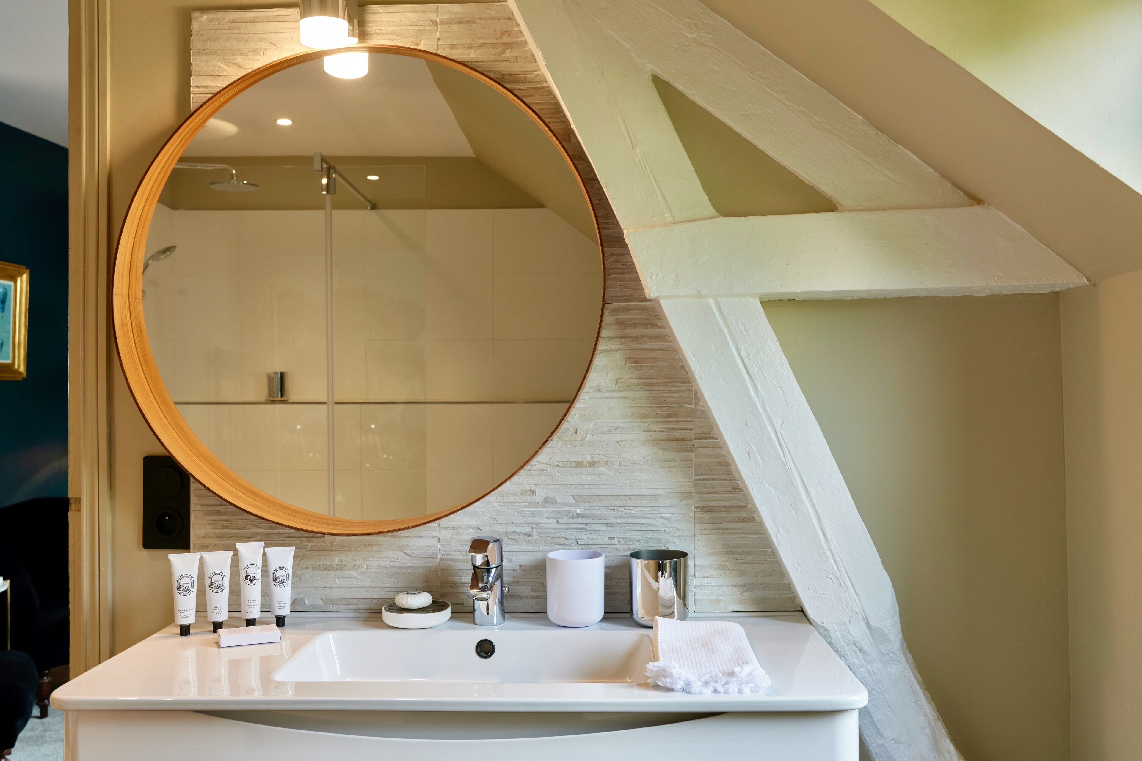 Sèche-cheveux, serviettes fournies