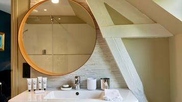 SĂšche-cheveux, serviettes fournies