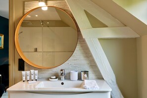 Sèche-cheveux, serviettes fournies