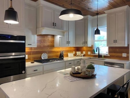 Fridge, microwave, oven, stovetop. Blocks from Downtown, Comal River Tube Shoot, Schlitterbahn , Easy access to I35