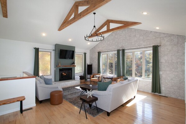 Smart TV, fireplace, stereo