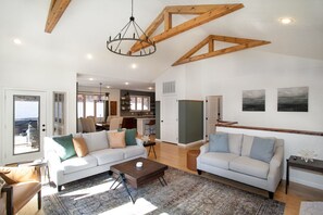 TV connectée, cheminée, chaîne hi-fi