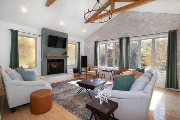 スマートテレビ、暖炉、ステレオ