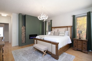4 bedrooms, free WiFi - Bigfoot’s Hideout – Hot Tub, Game Room, Theater & Fire Pit (Gatlinburg)