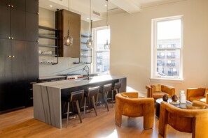 Bellview Suite (24/7 Front Desk) | Private kitchen | Cleaning supplies - The Bell Athens by Kasa Living (Athens)