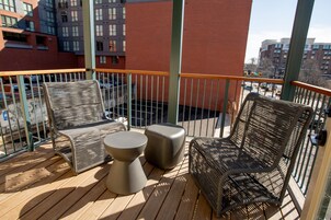 King Room with Balcony (24/7 Front Desk) | Balcony
