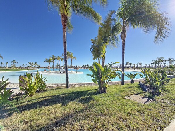 Una piscina al aire libre