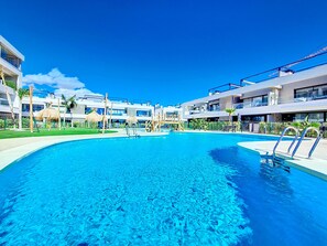 Una piscina al aire libre