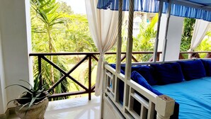 Căn hộ Cao cấp, quang cảnh hồ bơi | Ban công