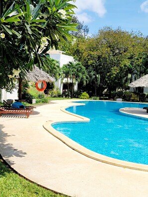 Outdoor pool - Green Malindi Apartments by RevSerene (Malindi)